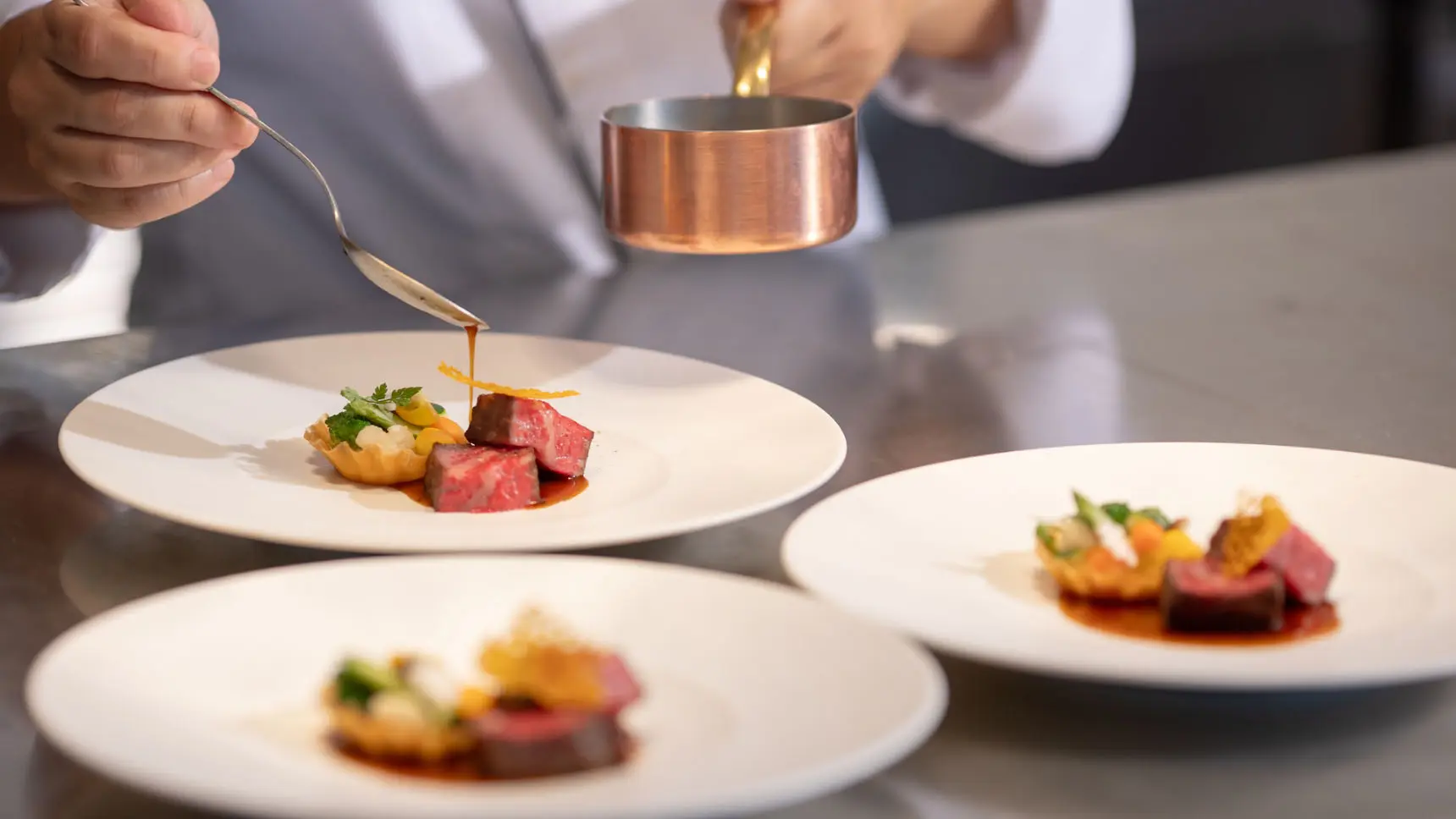 音と香り・臨場感あふれるオープンキッチンから提供される料理がパーティーに華を添えます。