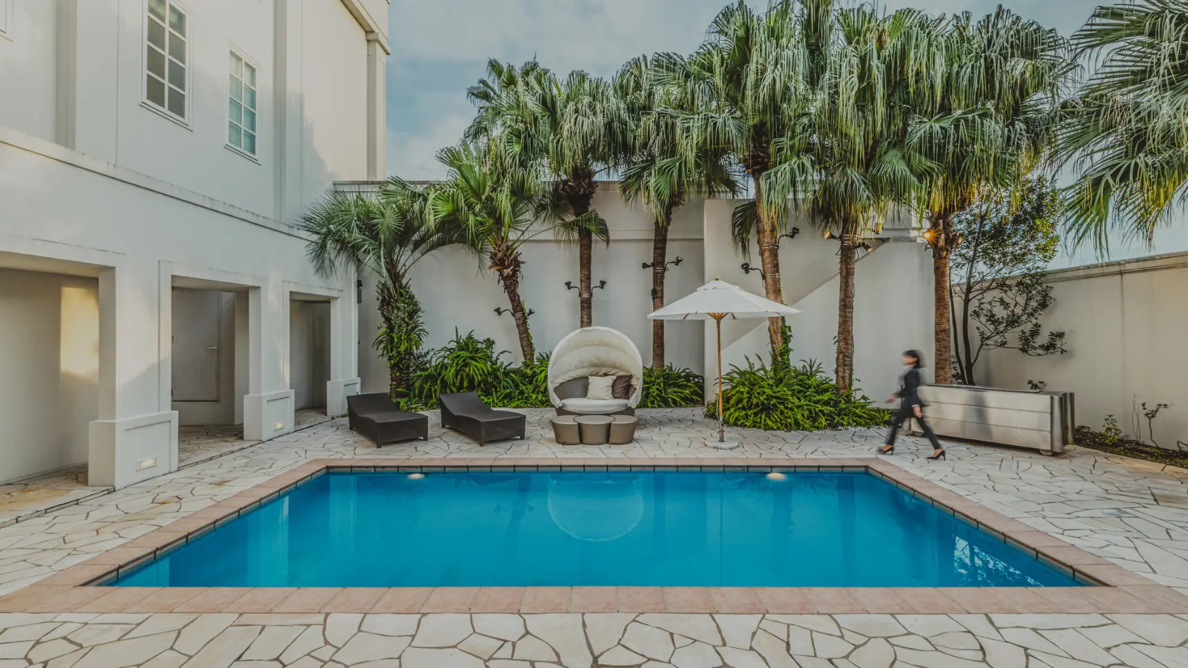 開放感あるガーデンに一歩出るだけでリラックスした雰囲気に。