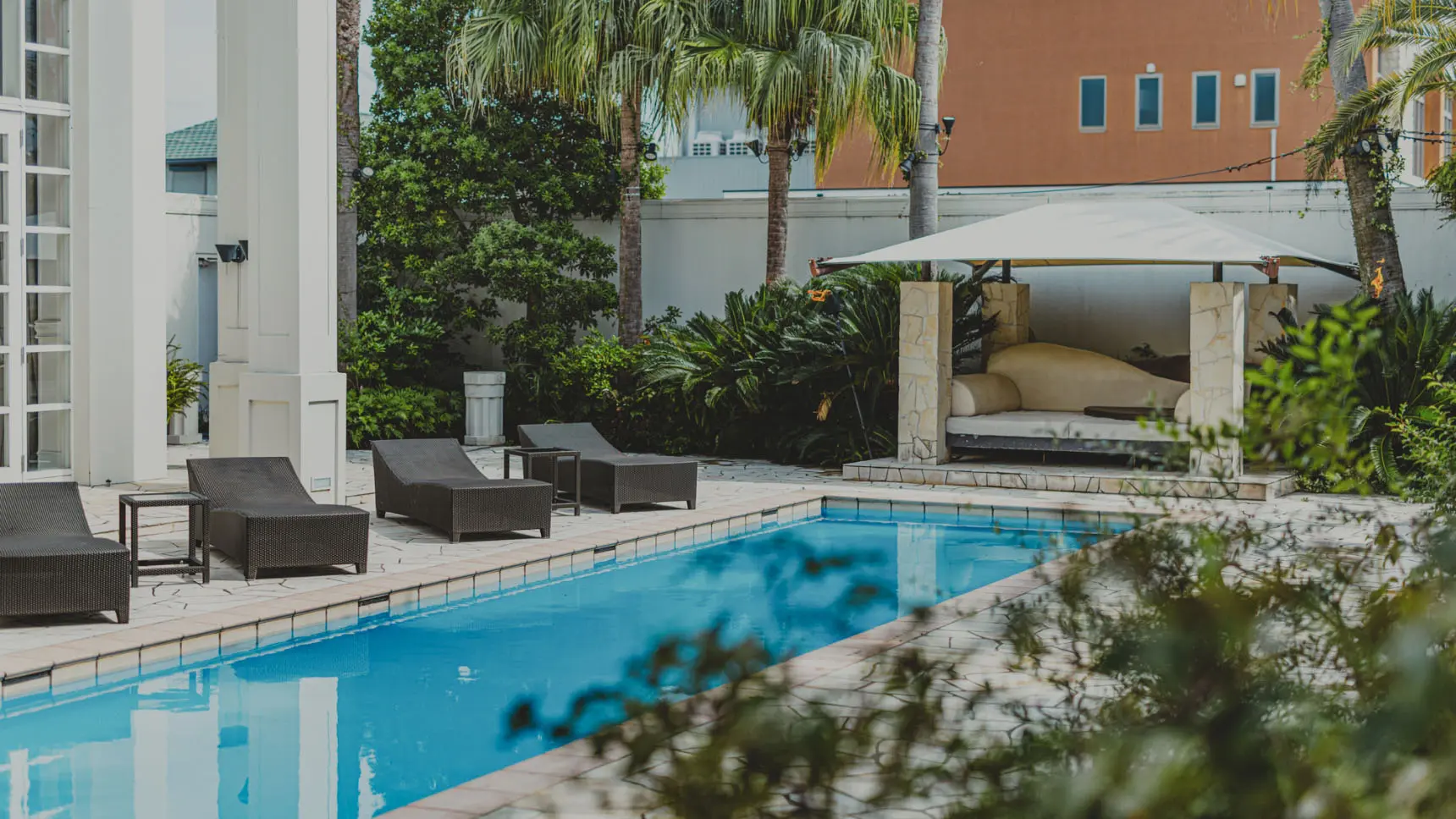 会場と同様の大きさのプライベートガーデンも完備。BBQやデザートビュッフェなどリラックスしたパーティーも叶う。