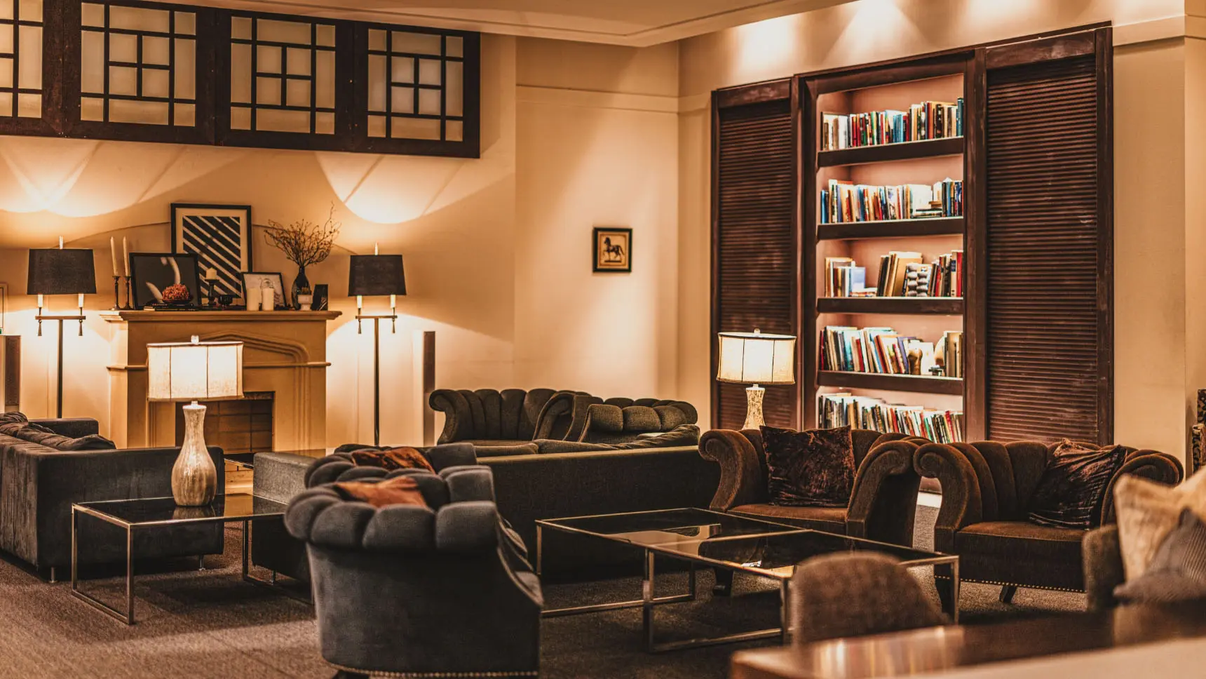 邸宅をイメージしたリビングルームが併設。ウエルカムパーティーや様々な用途で楽しめる空間。